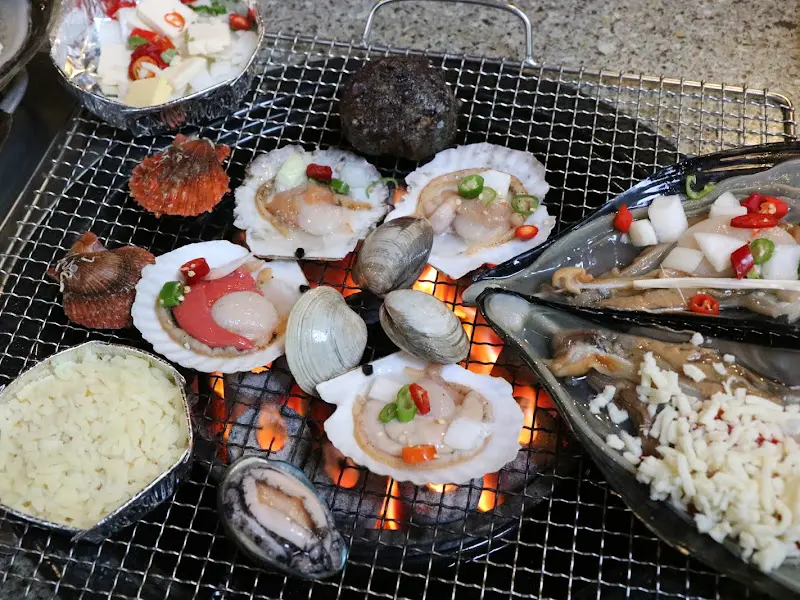 불판 위의 조개와 김치볶음밥