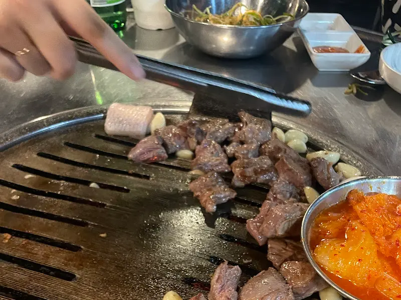 돼지 껍데기를 굽는 모습