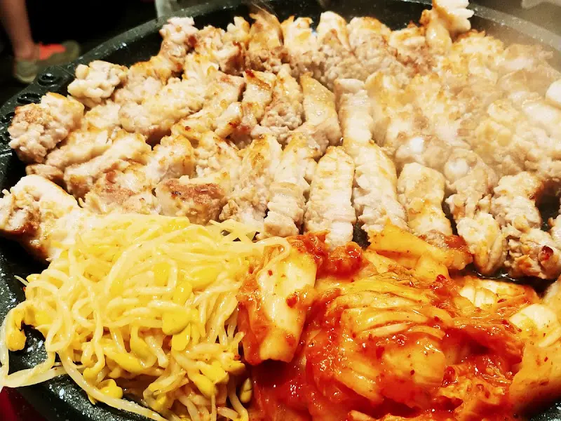 불판 위 꽃삼겹살, 김치, 콩나물