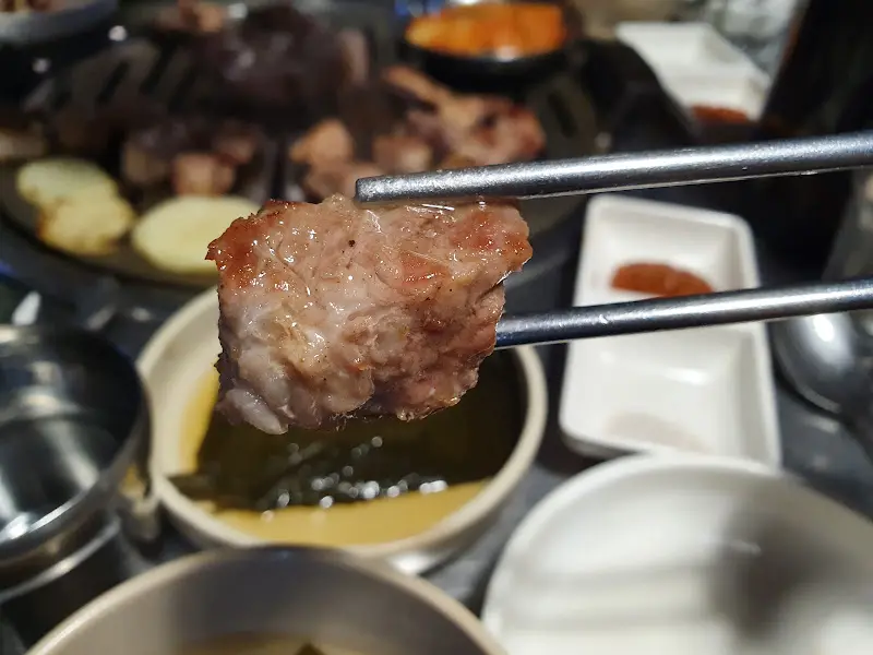 잘 구워진 돼지고기