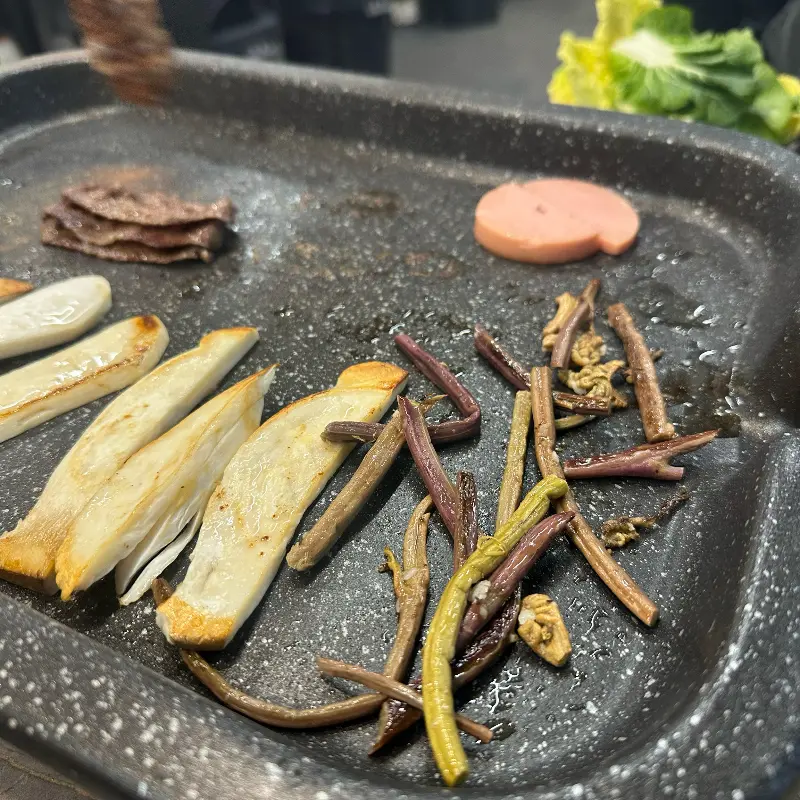 콘치즈와 함께 먹는 돼지 로스구이