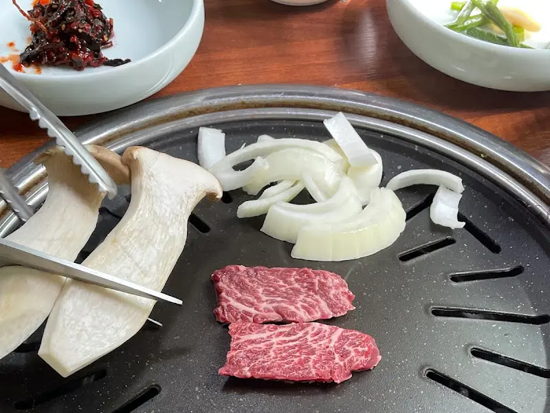 숯불 위에 구워지는 한우