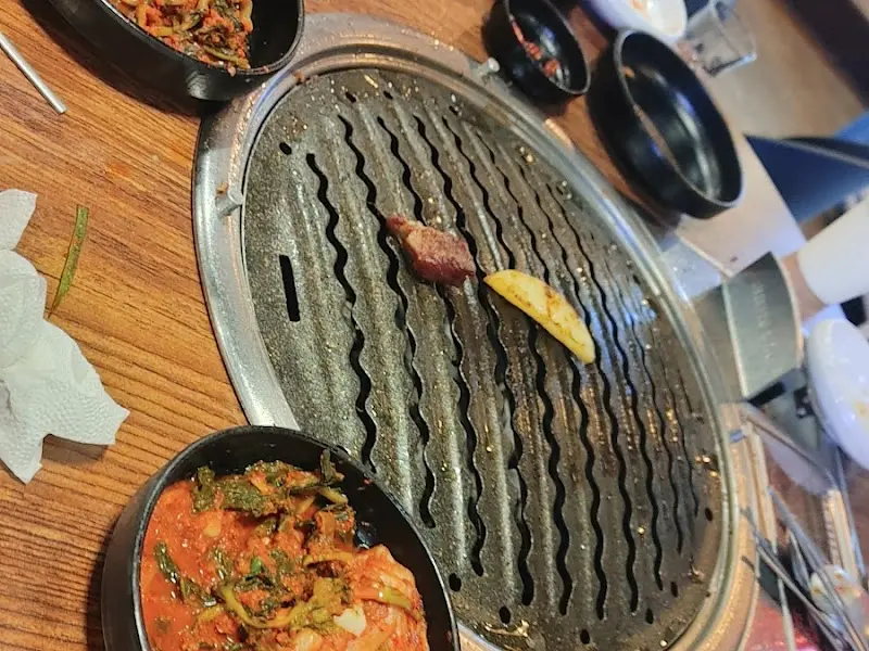 불판 위 고기와 밑반찬