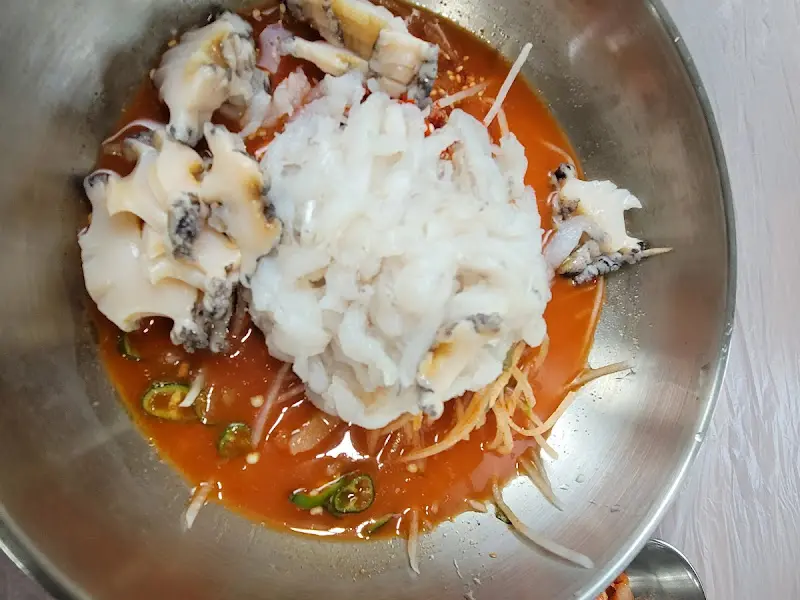 신선한 오징어와 전복이 푸짐하게 담긴 물회