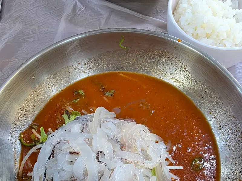 시원한 물회 육수와 쫄깃한 오징어의 조화