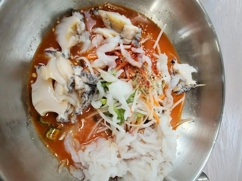 다양한 해산물이 어우러진 반반 물회