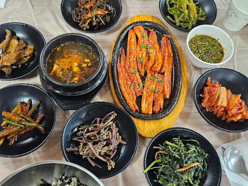 청솔의 메인 메뉴와 푸짐한 반찬