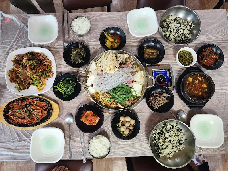 푸짐한 버섯전골 한 상 차림