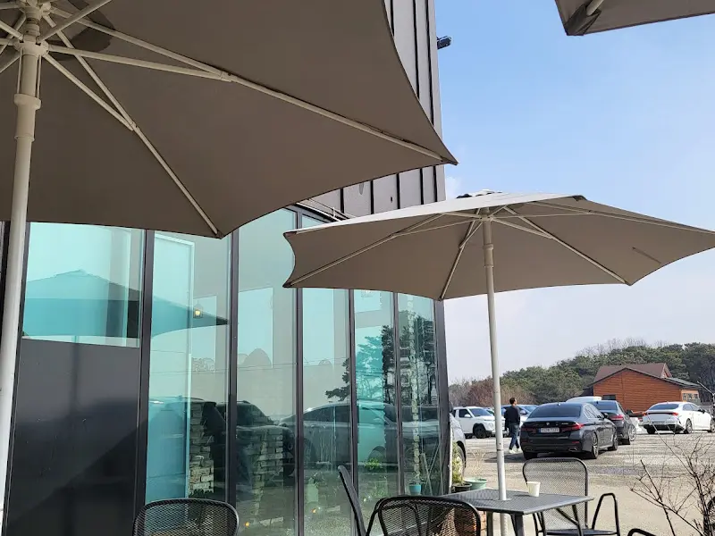 세련된 분위기의 식당 내부