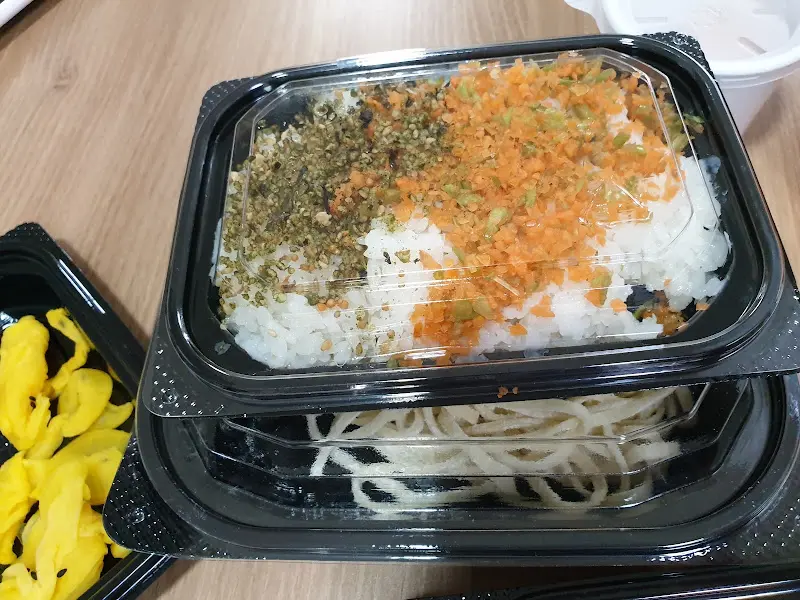 포장 용기에 담긴 만두전골 재료