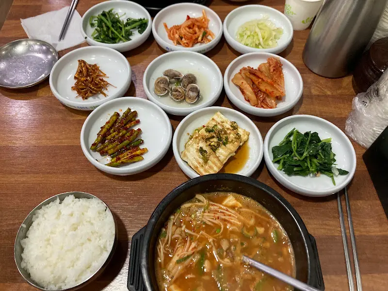 어탕국수와 함께 푸짐하게 차려진 밑반찬