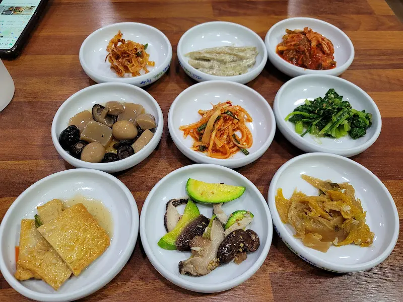 다양하고 정갈한 버드나무집의 밑반찬들