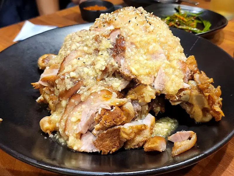 마늘 소스가 듬뿍 올려진 마늘 족발