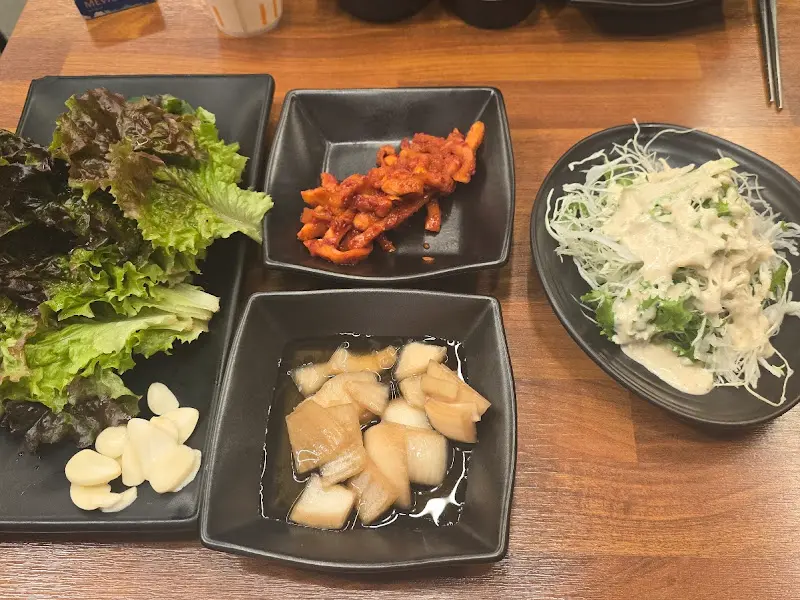 다양한 쌈 채소와 곁들임 반찬