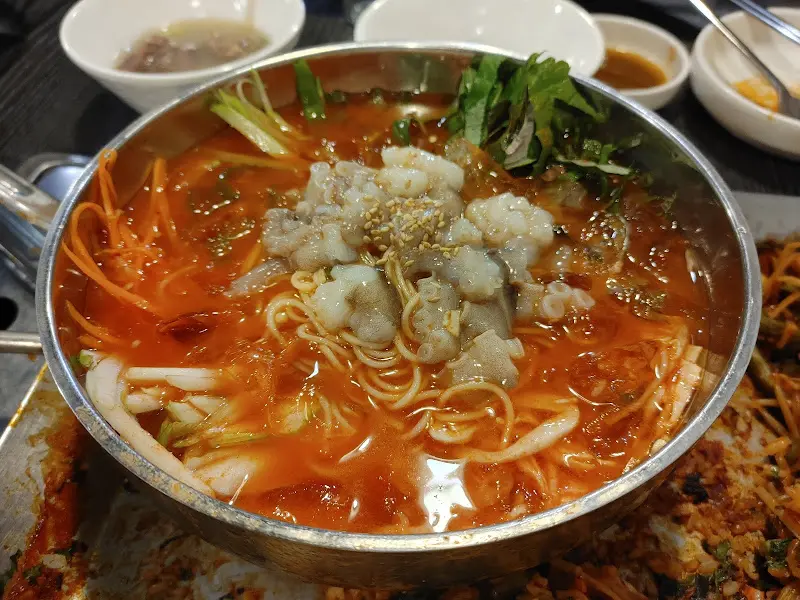 싱싱한 낙지가 들어간 낙지칼국수