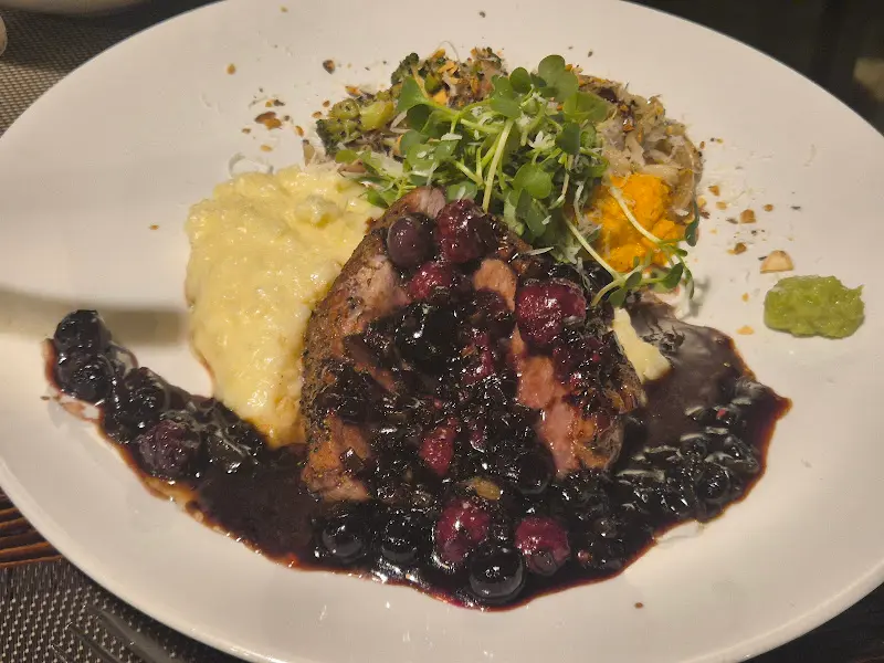 소 안심과 버섯구이 샐러드