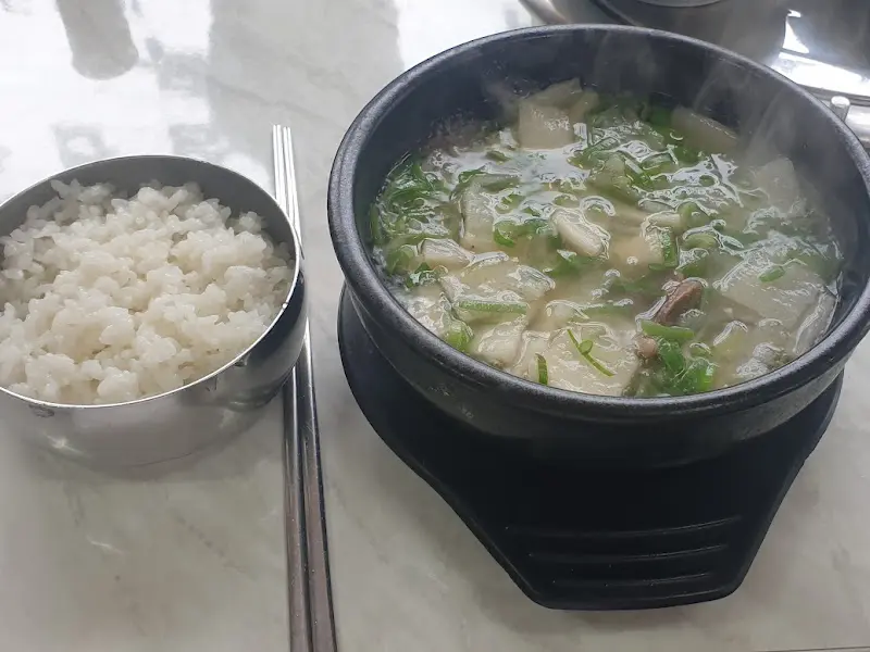 뜨끈한 국물이 일품인 소고기 무국