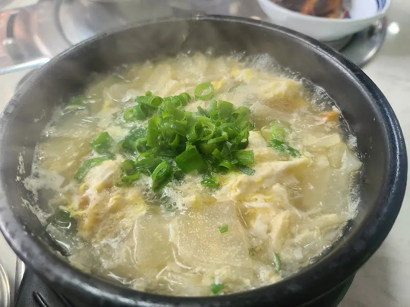 김이 모락모락 나는 따뜻한 국밥 한 그릇