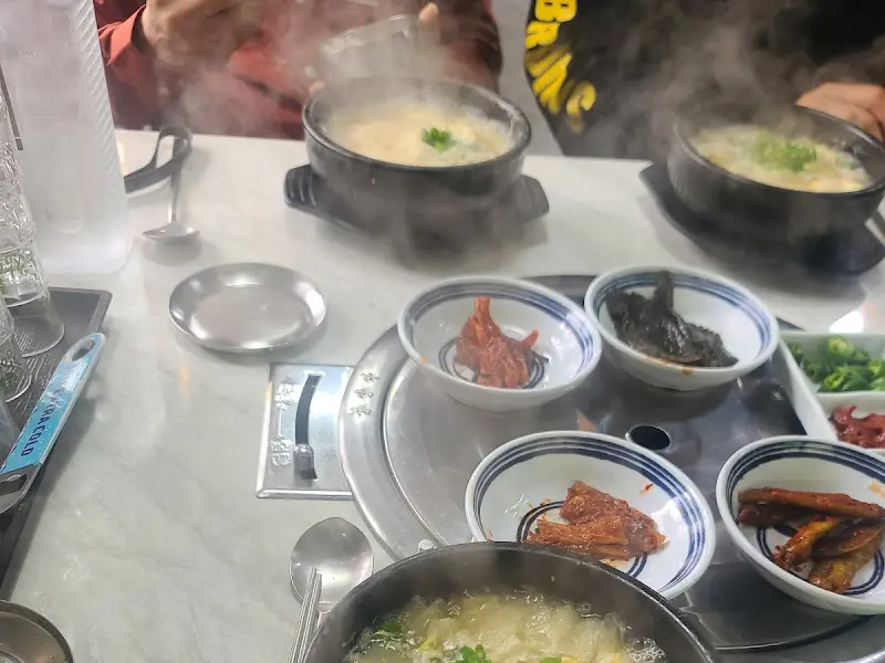 다양한 밑반찬과 함께 제공되는 푸짐한 한 상 차림