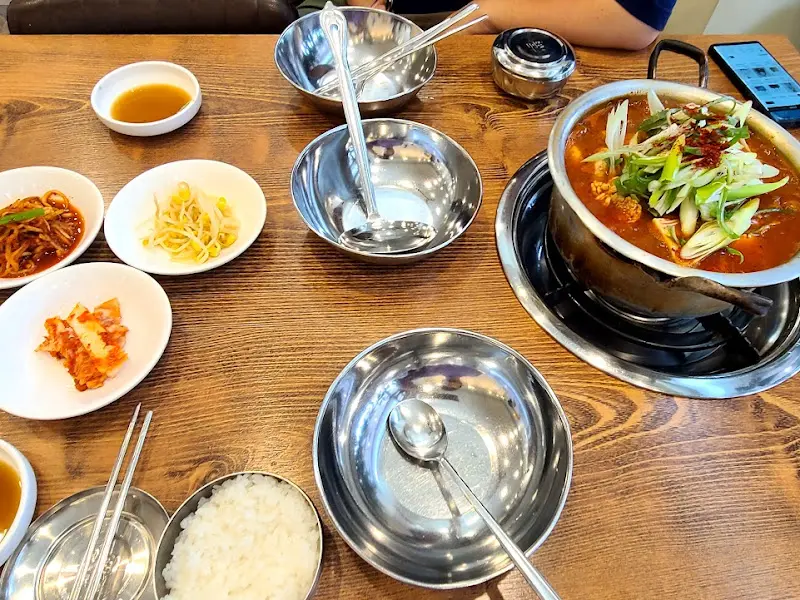 한상 가득 차려진 동태탕