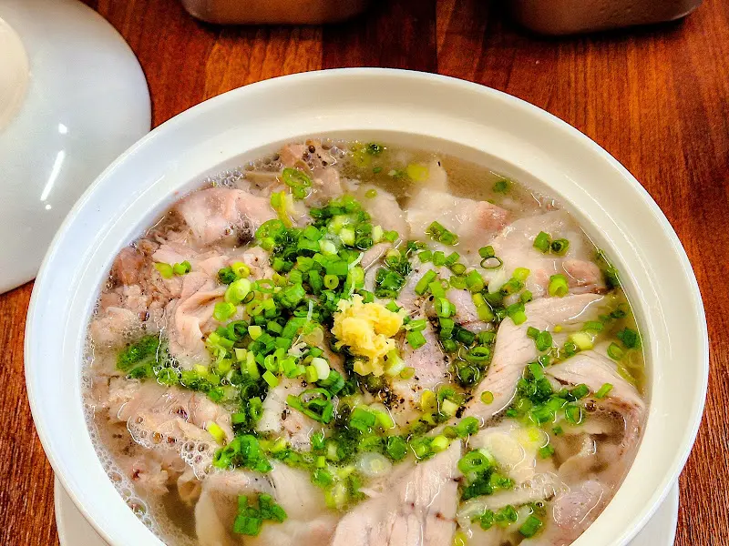 돼지곰탕에 다진 생강을 살짝 올려 한 입 가득