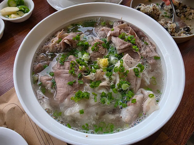 고기, 면, 채소가 조화로운 고기칼국수