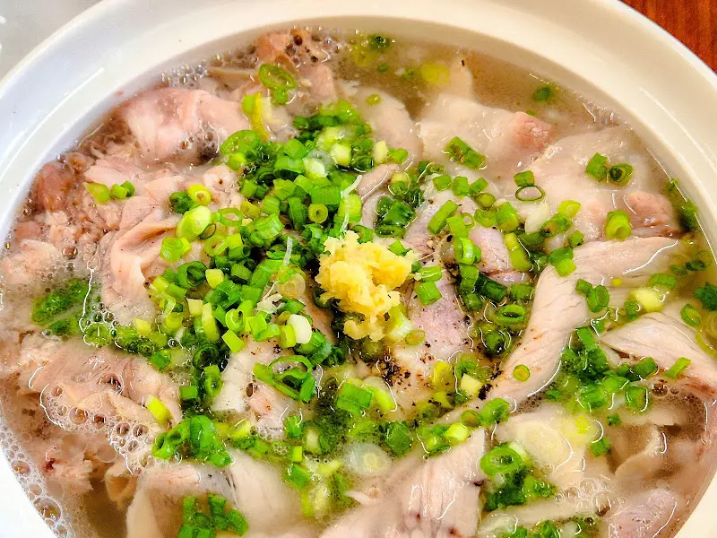 깔끔한 국물에 담긴 돼지고기