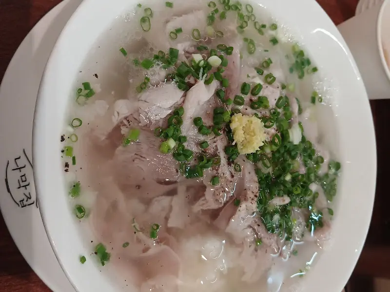 뽀얀 국물에 담긴 고기