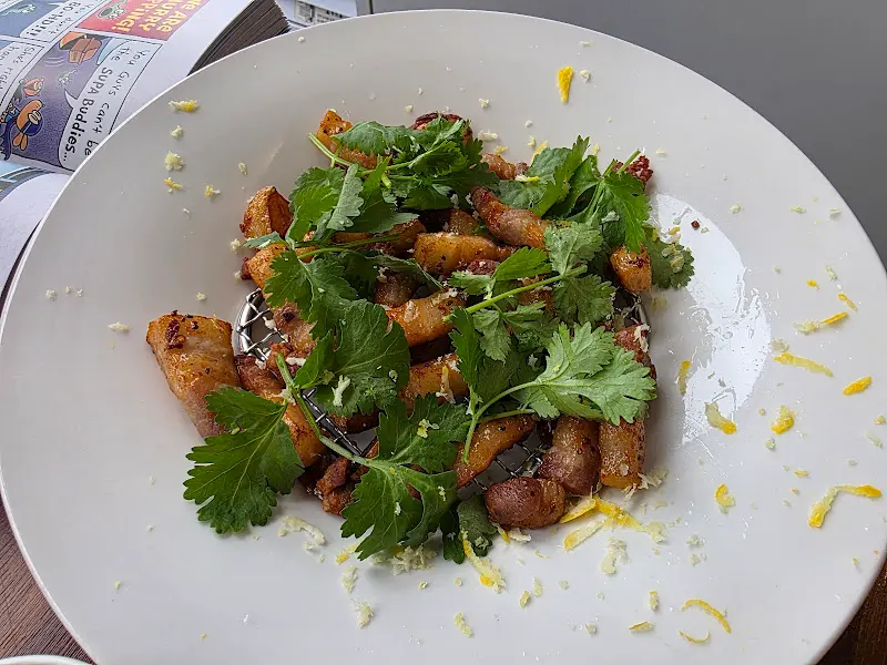 미나리가 곁들여진 삼겹살 구이