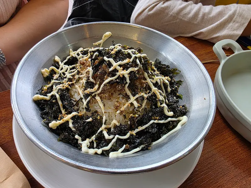 김가루와 마요네즈가 뿌려진 주먹밥