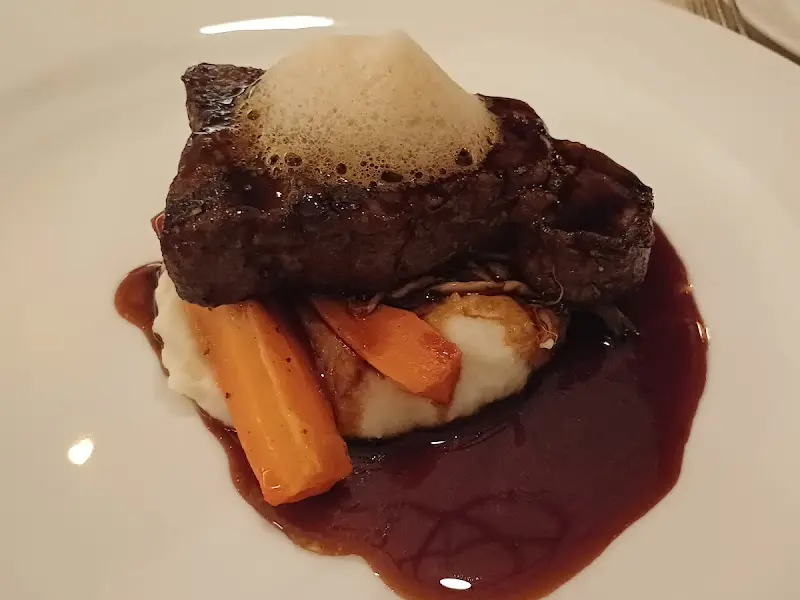 촉촉한 육즙이 살아있는 스테이크