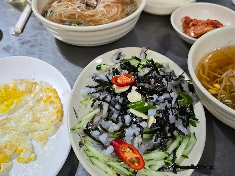 푸짐한 안주와 기본 찬들