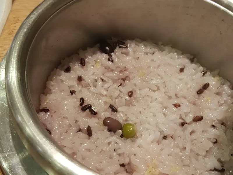 윤기가 좔좔 흐르는 흑미 솥밥