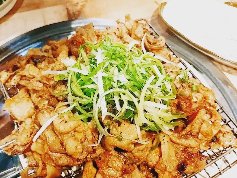 푸짐하게 담겨져 나온 돼지갈비