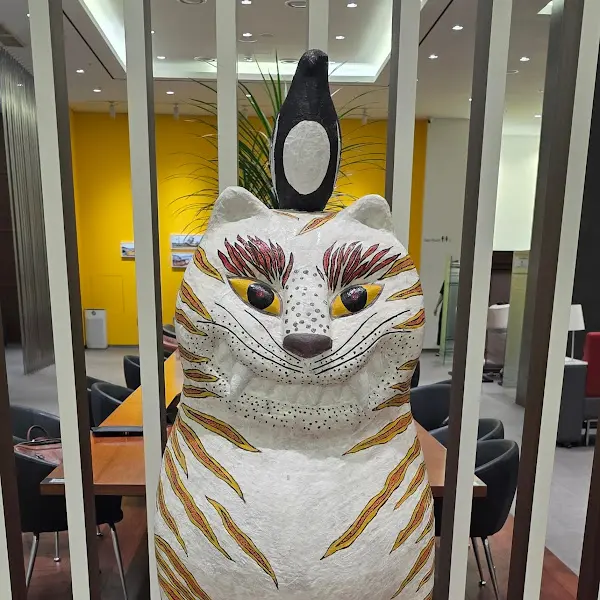 식당 입구의 호랑이 조형물