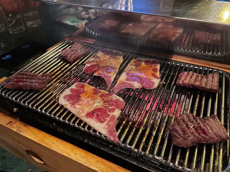 개인 화로에 구워지는 소고기