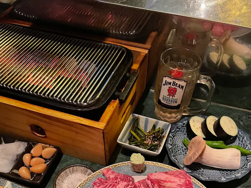 개인 화로와 곁들임 메뉴