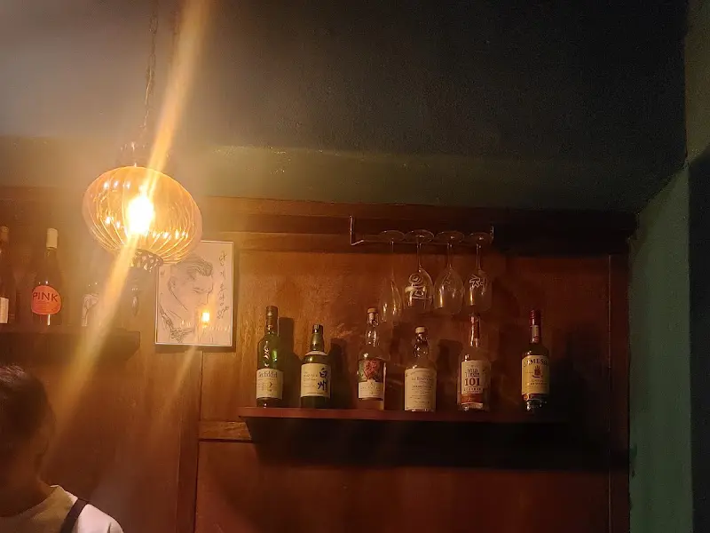 술병과 잔들이 진열된 모습