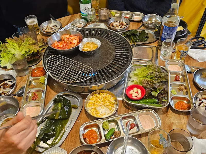 테이블 가득 차려진 음식