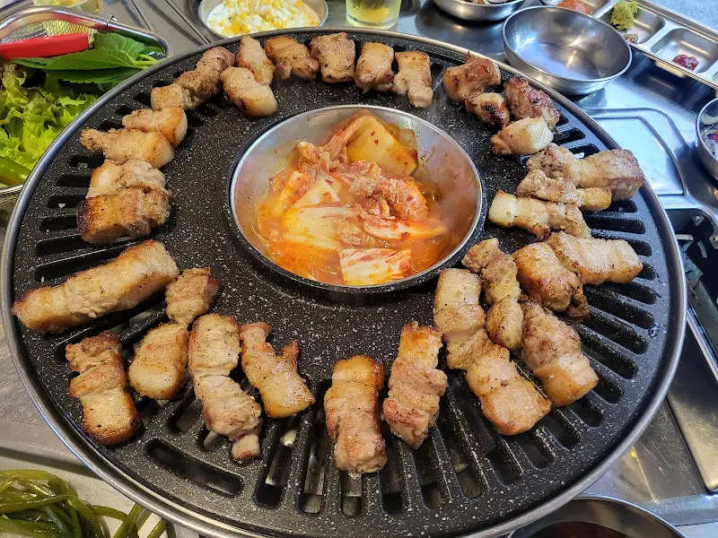 초벌된 삼겹살과 김치