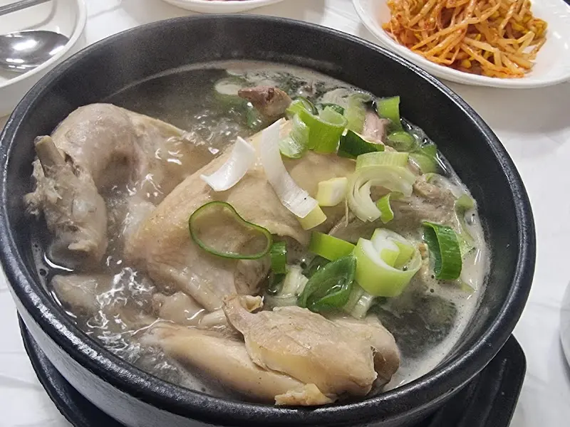 뚝배기 안에서 보글보글 끓는 삼계탕