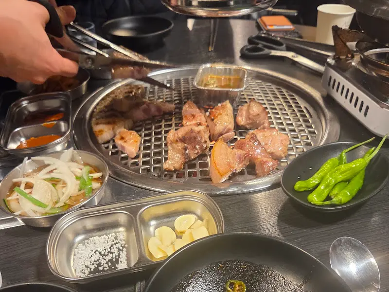 잘 익은 돼지고기를 자르는 모습