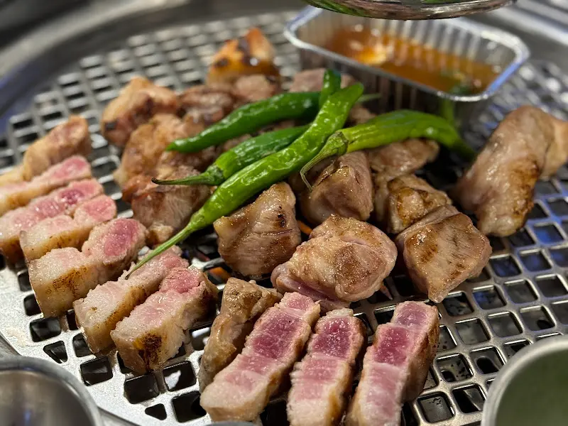 고기 불판 가득찬 모습