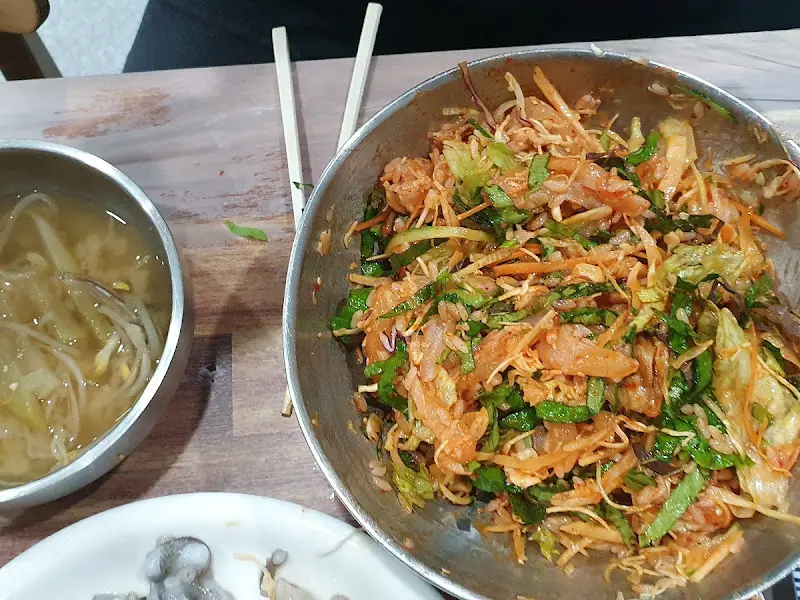 신선한 해산물이 가득한 테이블