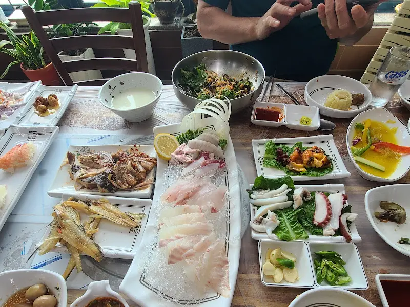 신선한 회와 스끼다시 한 상 차림