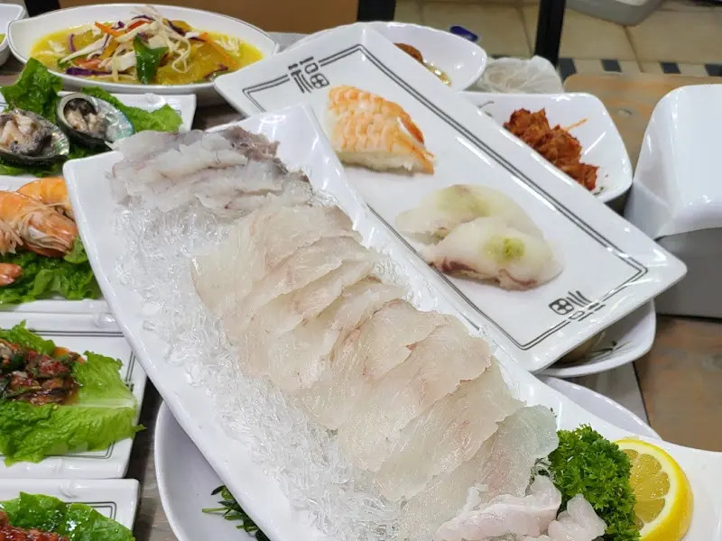 다양한 해산물이 함께 나오는 회