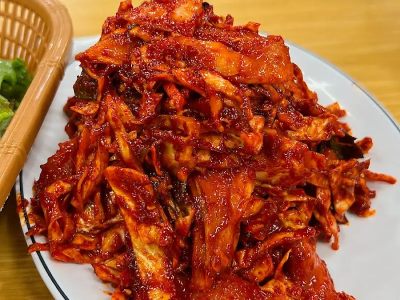 접시에 담긴 밴댕이회무침 클로즈업 사진