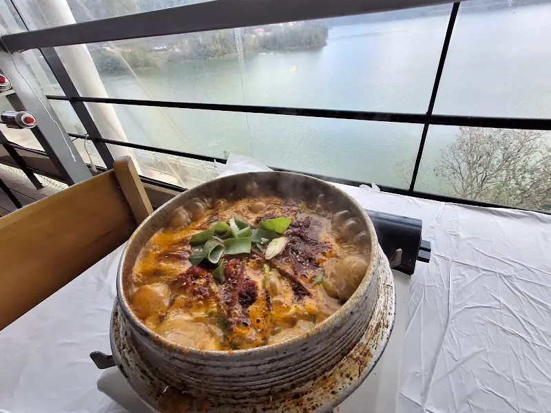 창밖 옥정호 풍경을 배경으로 보글보글 끓는 메기매운탕
