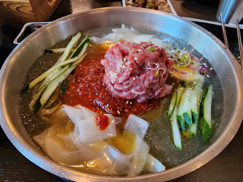 테이블 가득 차려진 메뉴