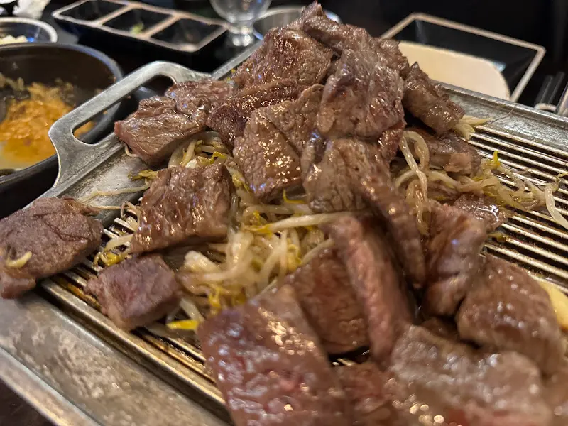 숯불 위에서 익어가는 소고기